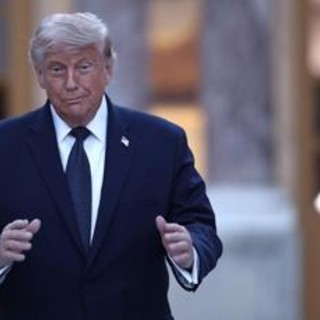 Trump e la diplomazia dell'insulto, da Meloni al Papa l'attacco come strumento politico