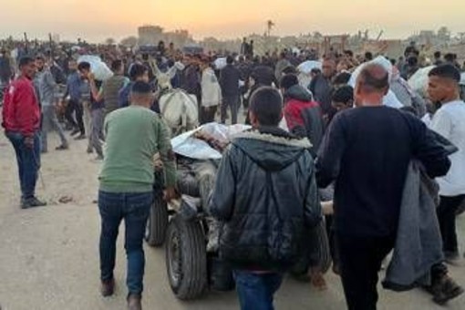 Gaza, media: &quot;Spari su folla diretta a centro aiuti a Rafah, almeno 21 morti&quot;