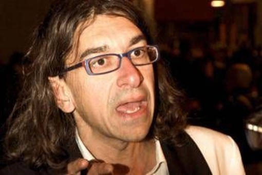 Sanremo, il 'disturbatore' Paolini irrompe al Tg1: "Conti bisex". E lui risponde... Sanremo, il 'disturbatore' Paolini irrompe al Tg1: "Conti bisex". E lui risponde...