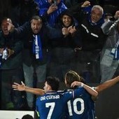 Nico Paz incanta, il Como vola: doppietta e assist, serata da fenomeno contro lo United in Champions