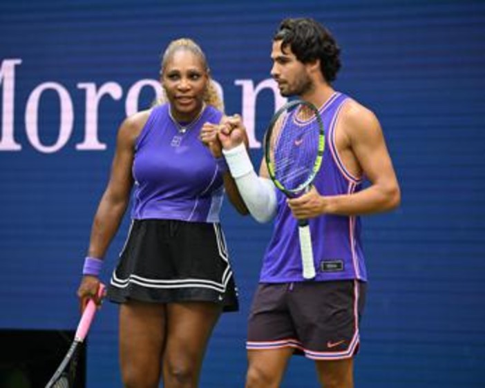 Alcaraz show al ritorno in campo con Serena Williams: super debutto per la coppia da sogno, poi il ko contro Cobolli Alcaraz show al ritorno in campo con Serena Williams: super debutto per la coppia da sogno, poi il ko contro Cobolli