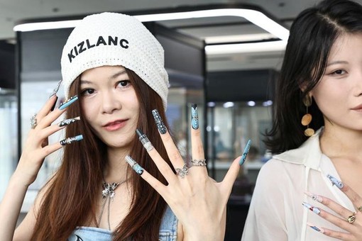 Dalla Cina a Milano, le unghie finte entrano nel mondo della moda Dalla Cina a Milano, le unghie finte entrano nel mondo della moda