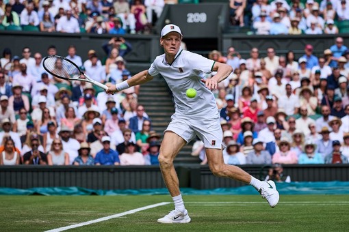 Sinner piega Brooksby in 3 set e vola agli ottavi a Wimbledon Sinner piega Brooksby in 3 set e vola agli ottavi a Wimbledon