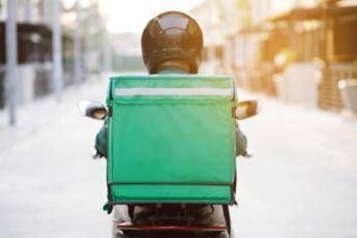 Roma, rider picchiato a bastonate e rapinato di bici e incasso Roma, rider picchiato a bastonate e rapinato di bici e incasso