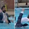 New York apre le piscine, il sindaco Mamdani si tuffa in giacca e cravatta