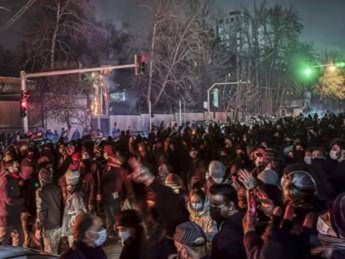 Iran International: "Infermiere stuprate e torturate per cure a manifestanti feriti durante le proteste"