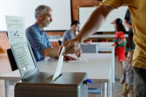 Svizzera al voto per due referendum, verso bocciatura proposta limite popolazione Svizzera al voto per due referendum, verso bocciatura proposta limite popolazione