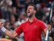 Resiste a quattro smash e vince il punto: spettacolo Djokovic a Shanghai