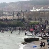 Emergenza migranti a Ceuta, almeno 18 morti mentre attraversano a nuoto il confine Emergenza migranti a Ceuta, almeno 18 morti mentre attraversano a nuoto il confine