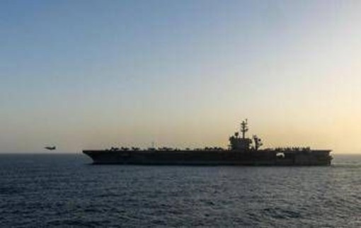 Iran, tre petroliere in fiamme nello Stretto di Hormuz dopo l'urto con mine