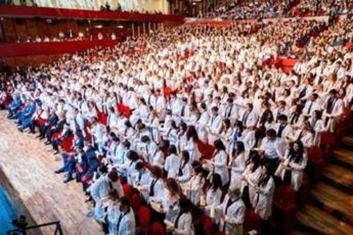 Unicamillus, 400 futuri medici indossano il camice bianco a Roma Unicamillus, 400 futuri medici indossano il camice bianco a Roma