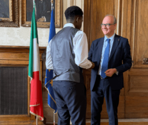 Prof accoltellata a Roma, Valditara premia studente che la salvò: "Esempio di coraggio e solidarietà" Prof accoltellata a Roma, Valditara premia studente che la salvò: "Esempio di coraggio e solidarietà"