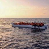 Migranti, Consulta: "Trattenimento richiedenti asilo sia conforme a Costituzione e diritto Ue"