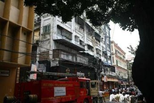 Incendio in un hotel a Calcutta: 9 morti, tra cui un bambino, e diversi feriti