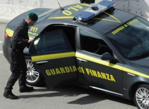 Bari, francese arrestato al porto: trasportava 3 missili da guerra su un furgone Bari, francese arrestato al porto: trasportava 3 missili da guerra su un furgone