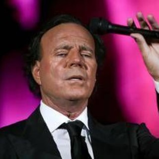 Julio Iglesias, archiviata denuncia per aggressioni sessuali Julio Iglesias, archiviata denuncia per aggressioni sessuali