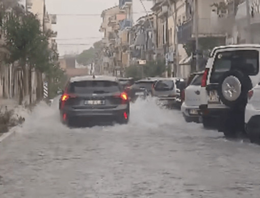 Maltempo in Toscana, bomba d'acqua su Empoli: 43 mm in mezz'ora, strade come fiumi