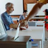Svizzera al voto per due referendum, verso bocciatura proposta limite popolazione Svizzera al voto per due referendum, verso bocciatura proposta limite popolazione