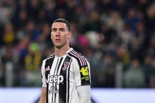 Fiorentina-Juve, cori discriminatori contro Vlahovic e partita a rischio sospensione. Cos'è successo