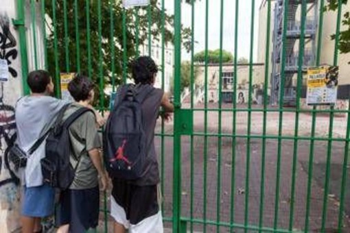Aggressioni a scuola, non solo la prof accoltellata a Roma: docenti nel mirino, molti casi analoghi in questi anni