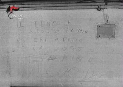 A Napoli arrestato 44enne per maltrattamenti all'ex moglie, sul muro aveva scritto: "Il tempo è scaduto vi uccido" A Napoli arrestato 44enne per maltrattamenti all'ex moglie, sul muro aveva scritto: "Il tempo è scaduto vi uccido"