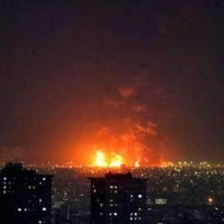 Iran attacca ancora Paesi arabi. Israele colpisce il petrolio, Trump apre all'invasione