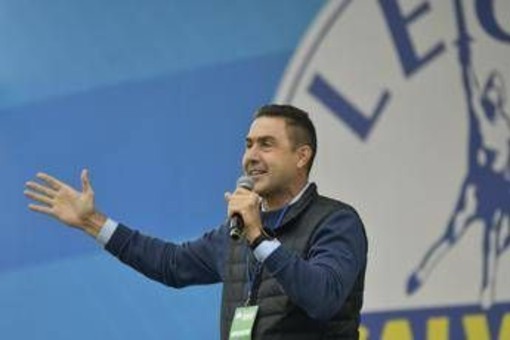&quot;C'è solo un generale&quot;, cori e applausi per Vannacci a Pontida