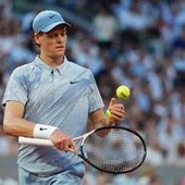 Sinner, il nuovo kit al Roland Garros non convince: "Sembra Cenerentolo"