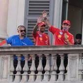 Gp Monza, Hamilton non firma il cappellino (Mercedes) al tifoso Gp Monza, Hamilton non firma il cappellino (Mercedes) al tifoso