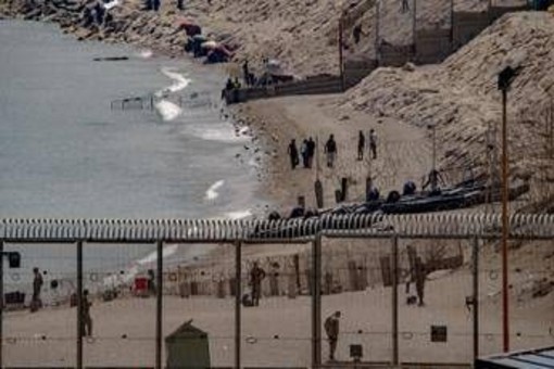 Migranti, Parlamento europeo condanna regolarizzazione Spagna: "Più protezione frontiere"