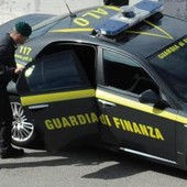 Bari, francese arrestato al porto: trasportava 3 missili da guerra su un furgone Bari, francese arrestato al porto: trasportava 3 missili da guerra su un furgone