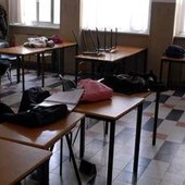 Prof aggredito da 11enne, sul casco del ragazzo le scritte sulle stragi Usa Prof aggredito da 11enne, sul casco del ragazzo le scritte sulle stragi Usa