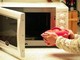 Forno a microonde fa male? Iss: "Non rende cibi meno sani"