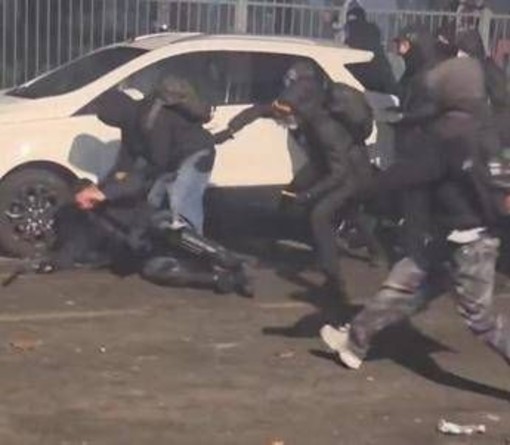 Torino, chi è l'agente aggredito nel corteo per Askatasuna