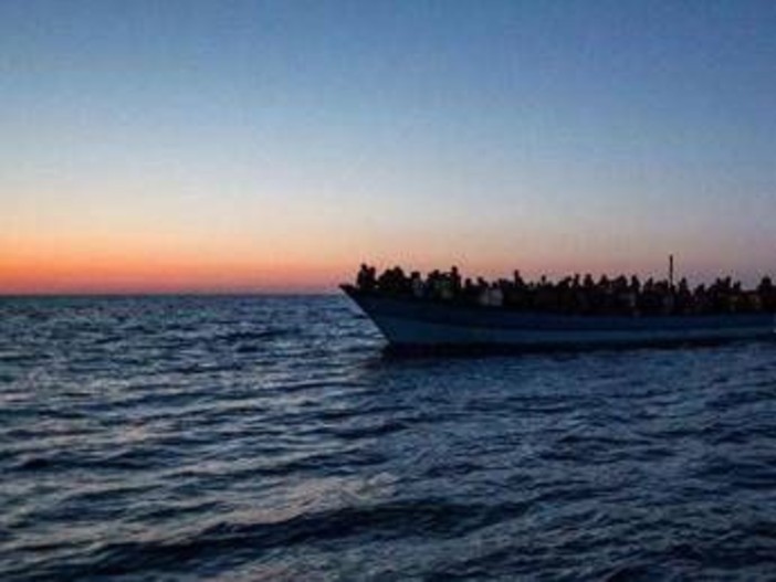 Migranti, Berlino: "Ci aspettiamo che i trasferimenti continuino". Tajani: "Trovare un equilibrio sulle Ong"