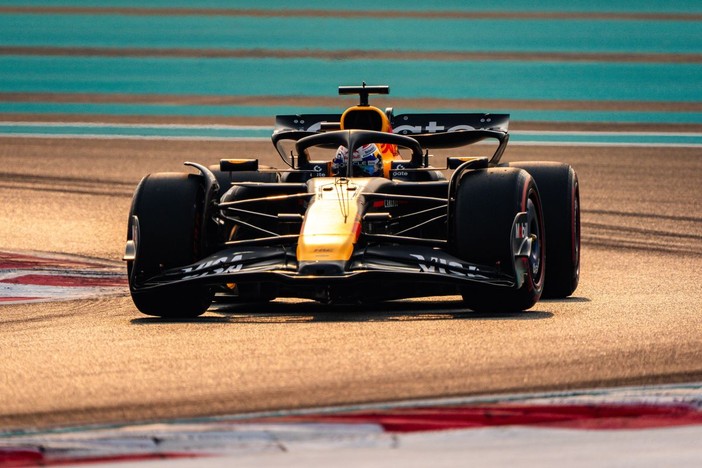Verstappen in pole ad Abu Dhabi davanti a Norris e Piastri