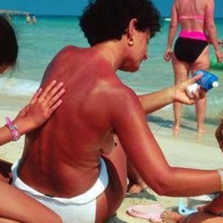 Creme solari fatte in casa, il monito degli esperti: "Pericoloso trend guidato dalle fake news"