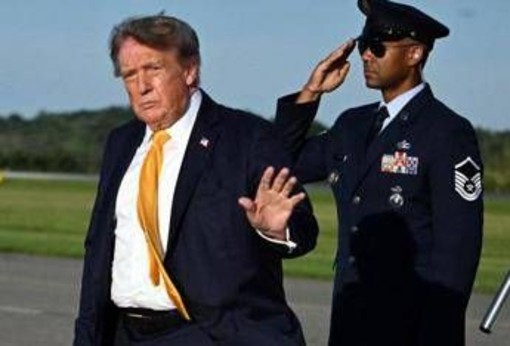 Trump cambia look, addio ciuffo biondo: i capelli castani scatenano il web Trump cambia look, addio ciuffo biondo: i capelli castani scatenano il web