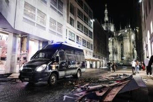 Scontri a Milano, perquisizioni per 100 persone: 51 sono minorenni. Città blindata per sabato Scontri a Milano, perquisizioni per 100 persone: 51 sono minorenni. Città blindata per sabato