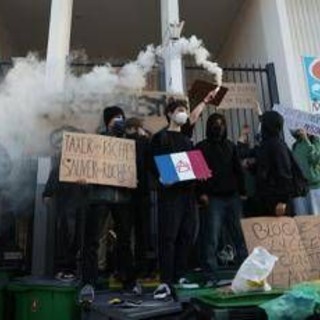 Francia, proteste e cortei contro tagli al bilancio: 99 persone fermate