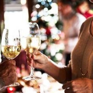 Da brindisi a dopocena, l'alcol minaccia il Natale: a rischio fegato e cervello