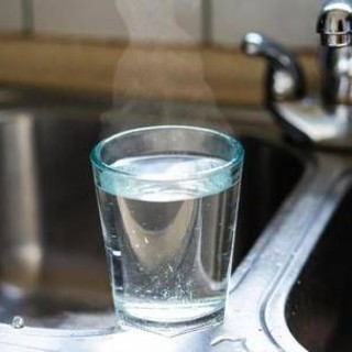 Bere acqua calda fa bene? Falsi miti e (pochi) benefici, le risposte