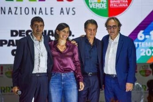 Centrosinistra, prove di unità dei leader sul palco di Avs. Tra dubbi di Conte su Renzi, nodo Kiev e primarie sullo sfondo Centrosinistra, prove di unità dei leader sul palco di Avs. Tra dubbi di Conte su Renzi, nodo Kiev e primarie sullo sfondo