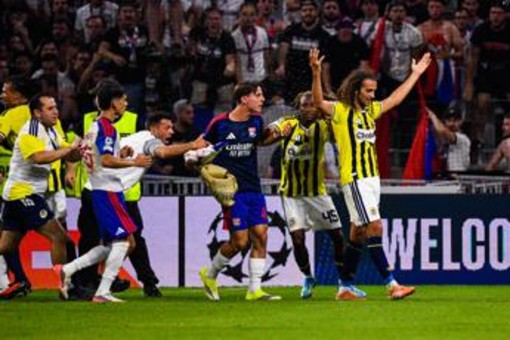 Guendouzi contro i tifosi del Lione: maxi rissa in Champions