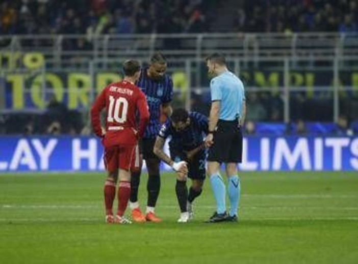 Inter-Liverpool, Calhanoglu esce dopo 10 minuti: cos'è successo Inter-Liverpool, Calhanoglu esce dopo 10 minuti: cos'è successo