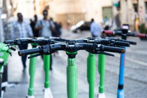 Monopattini e bike in sharing a Roma, multa Antitrust per 2,675 milioni di euro: "Hanno ostacolato corse gratis"