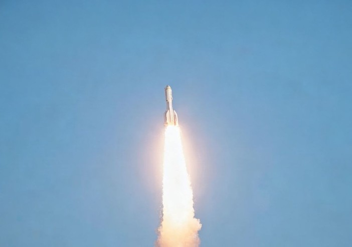 La Cina lancia in orbita nove satelliti dalle acque al largo di Shanghai
