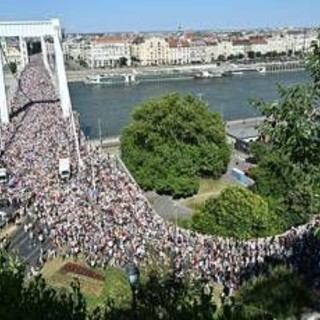 Budapest, sfila il Pride vietato da Orban: &quot;Siamo 200mila, il più grande di sempre&quot;