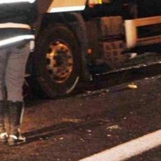 Genova, tir investe pedone e lo uccide trascinandolo per un chilometro Genova, tir investe pedone e lo uccide trascinandolo per un chilometro