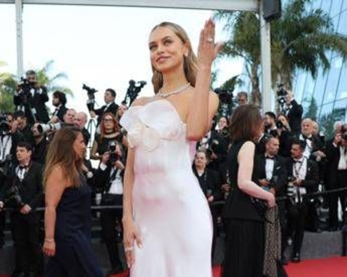 Laila Hasanovic conquista Cannes, la fidanzata di Sinner sfila con l'abito da 'sposina' Laila Hasanovic conquista Cannes, la fidanzata di Sinner sfila con l'abito da 'sposina'